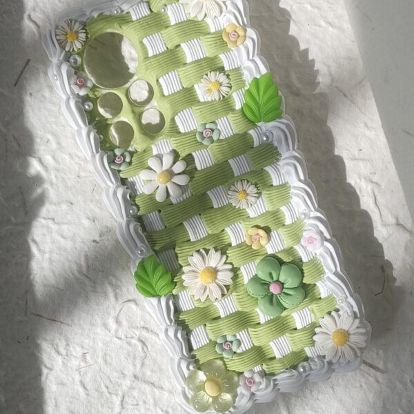 Green Daisy Woven-Lattice Handmade Phone Case with Whipped-Cream Texture
